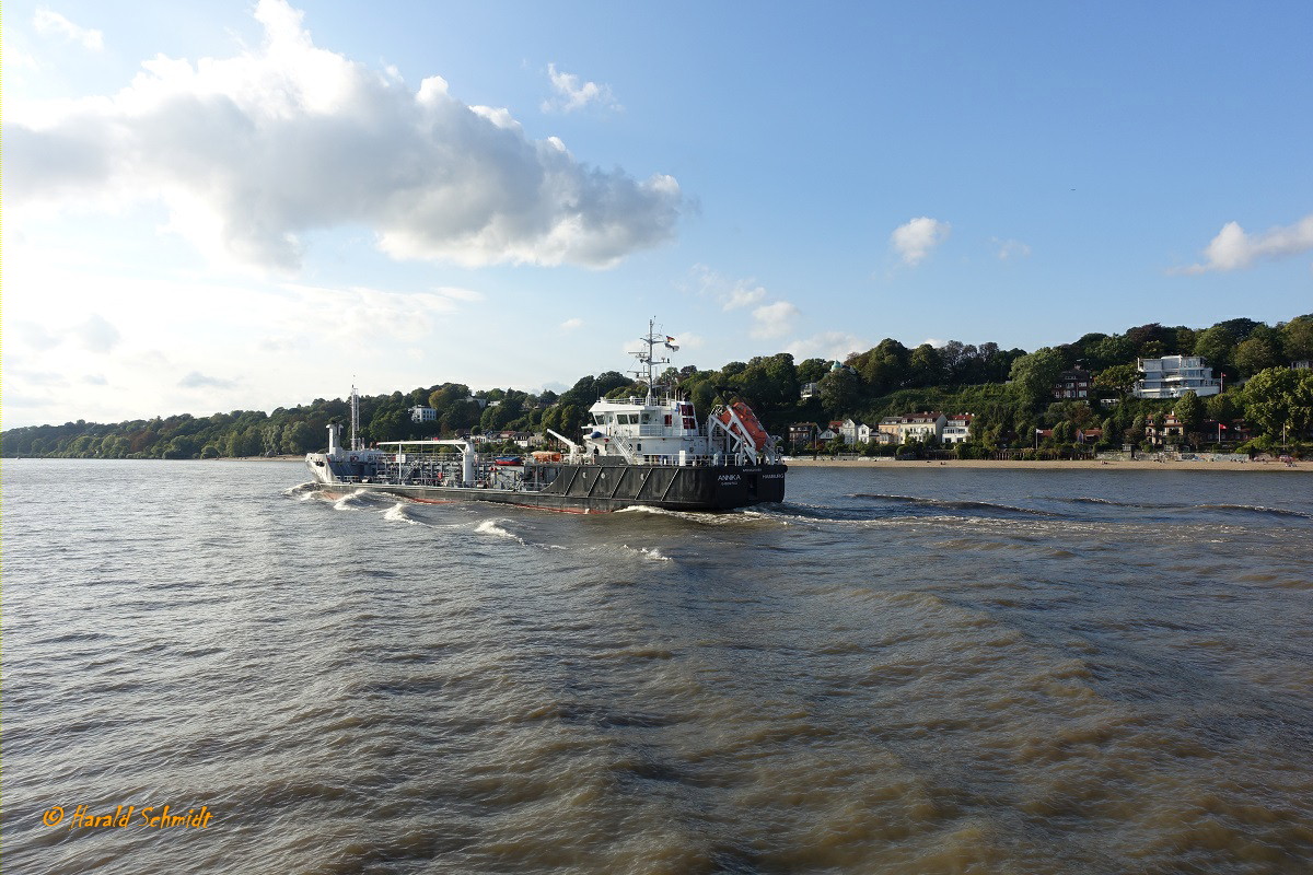 ANNIKA (IMO 9628489)+(ENI04809760) am 7.9.2020, Hamburg auslaufend, Elbe, Höhe Övelgönne /

Produktentanker / BRZ 1236 / Lüa 72,97 m, B 11,68 m, Tg 3,95 m / 1 Mitsubishi Diesel, 1343 kW (1826 PS), 10,5 kn / 2012 bei Wis Marine, Wismar  / Eigner: Hans Rinck, Horneburg, Deutschland  / Flagge: D, Heimathafen: Hamburg  /

