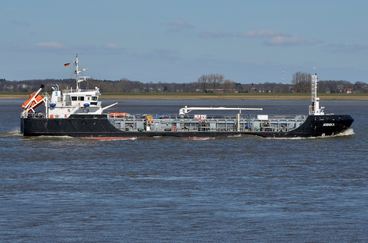 ANNIKA  Tanker  IMO  9628489  Baujahr  2011 , 73 x 11m , Lühe  06.04 2015
  
