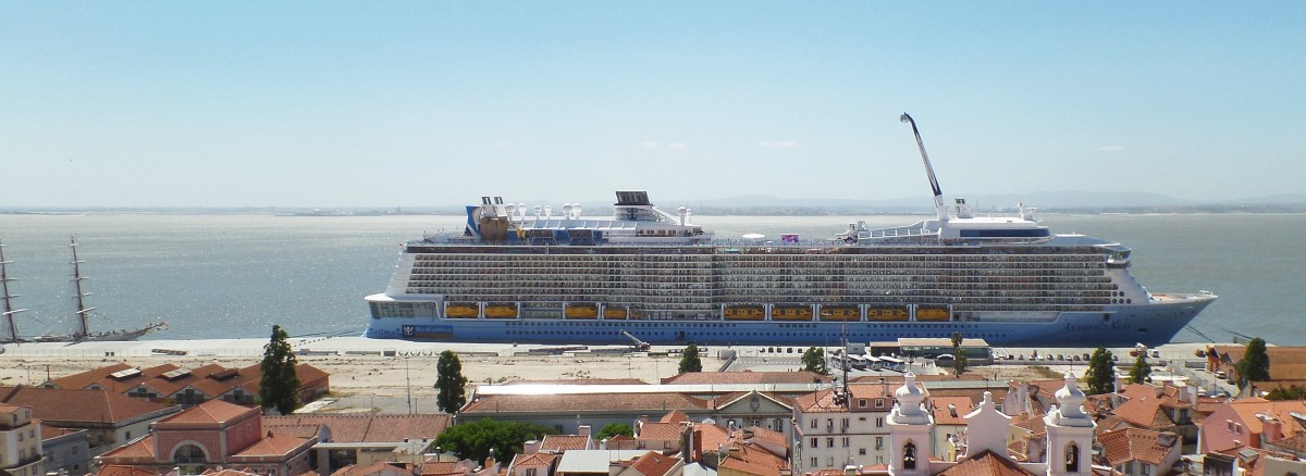 ANTHEM OF THE SEAS (IMO 9656101) am 19.5.2015 in Lissabon auf dem Tejo, links am Bildrand zum Vergleich das Portugiesische Segelschulschiff SAGRES /
Kreuzfahrtschiff  Quantum-Klasse / BRZ 168.666 / Lüa 347,8 m, B 41,4 m, Tg 8,5 m / 2 Diesel, Wärtsilä 12V, 2 Diesel  16 V, ges. 67.200 kW, 91392 PS, 22 kn / Pass. 4.900, Bes. 1.55. / gebaut 2015 bei Meyer-Werft, Papenburg / Reederei: Royal Caribbian International, Flagge: Bahamas, Heimathafen: Nassau  /
