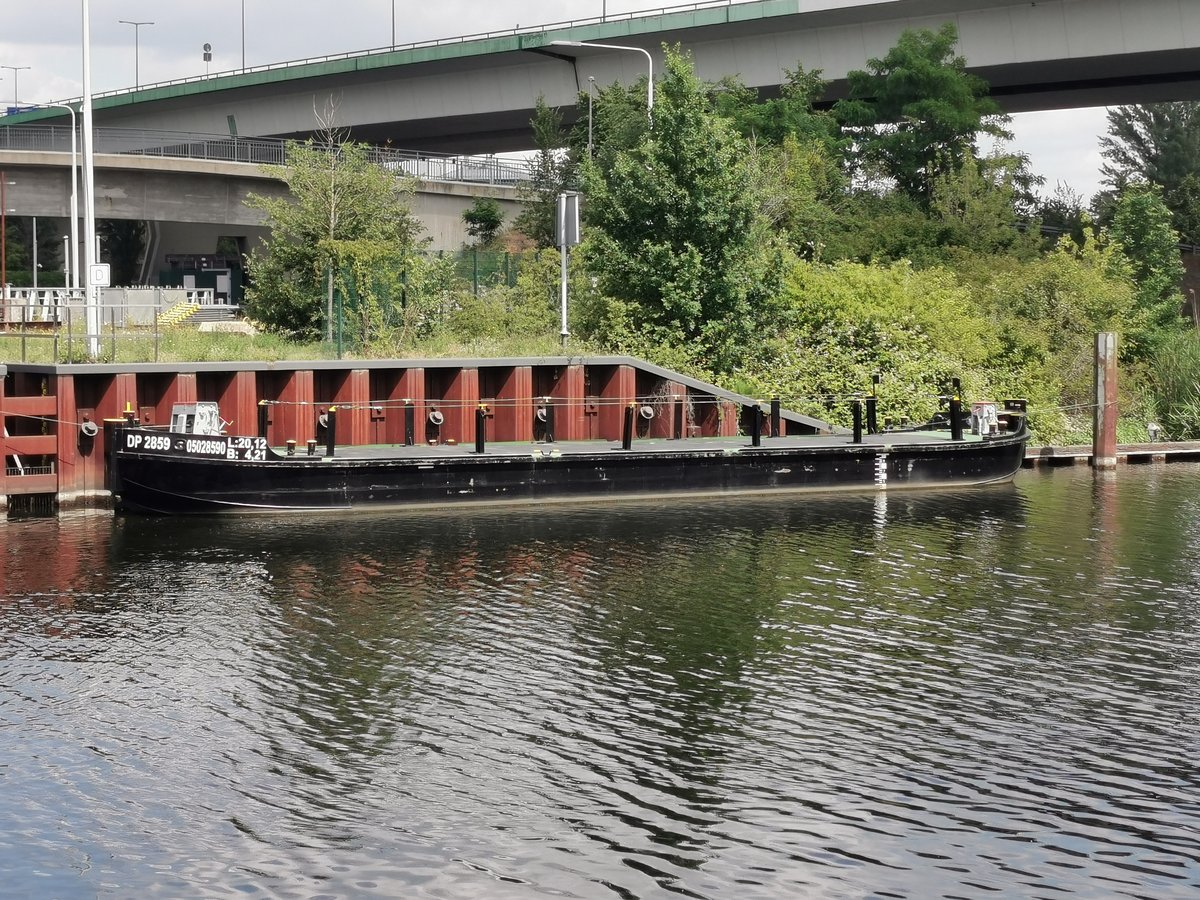 Antriebloser Decksprahm DP 2859 an der Spree in Berlin. Aufgenommen am 14.06.2020.