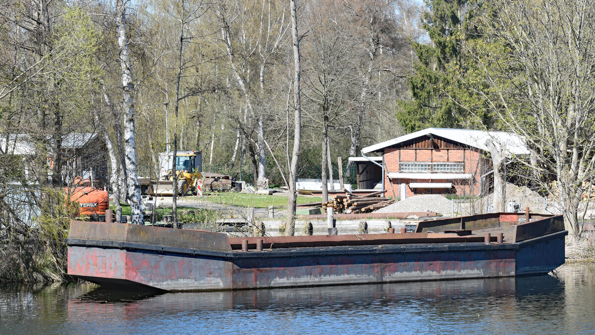 Antriebsloses Fahrzeug auf der Wakenitz unweit von Lübeck. Aufnahme vom 17.04.2022