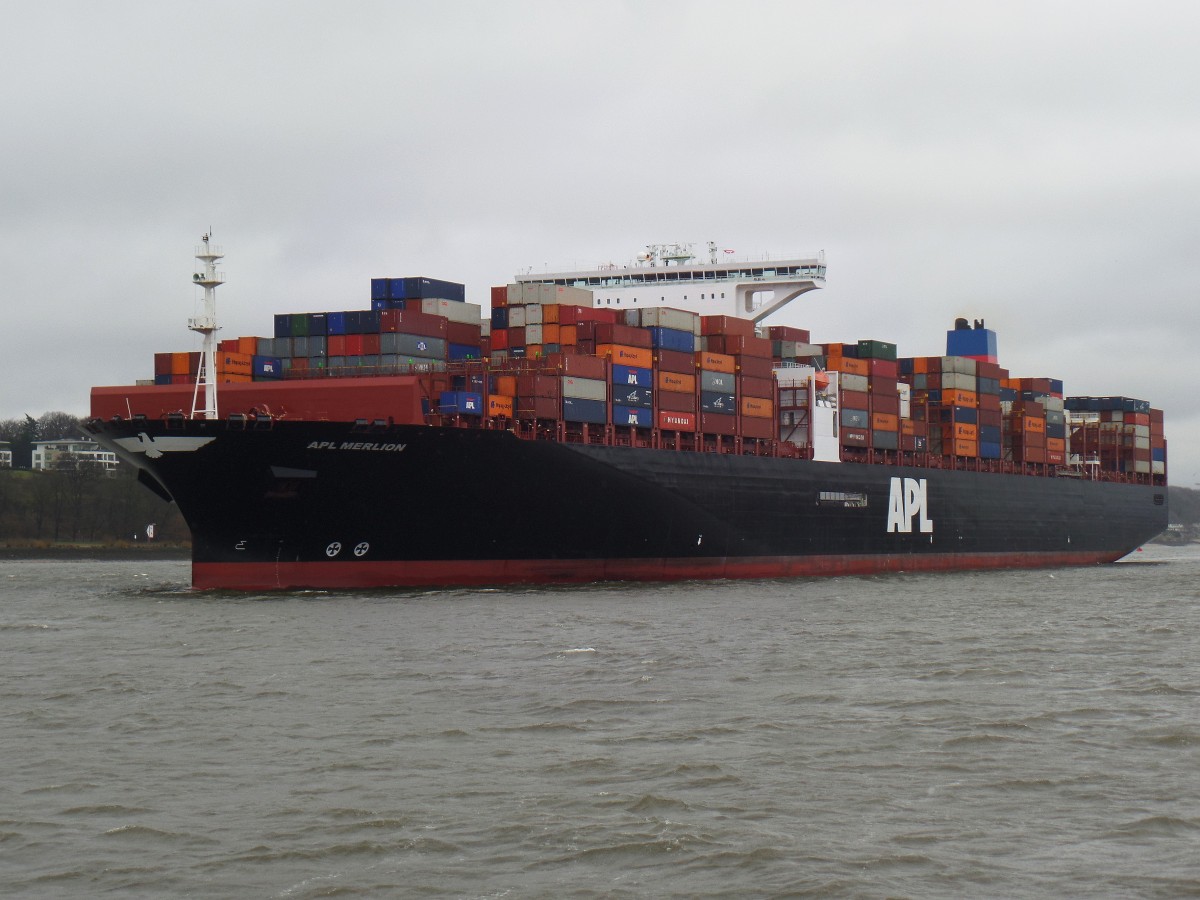 APL MERLION (IMO 9632014) am 21.2.2015, Hamburg auslaufend, Elbe Höhe Bubendeyufer /
Megaboxer  (ULCS) Containerschiff / BRZ 151.963 / Lüa 368,5 m, B 51 m, Tg 15,5 m / TEU 14.000 / 1 Hyundai-MAN B&W 11S90ME-C9.2 Zweitakt-Dieselmotor, 72.240 kW, 98.219 PS, 23 kn / 2014 bei Hyundai Samho Heavy Industries Company, Süd Korea / 