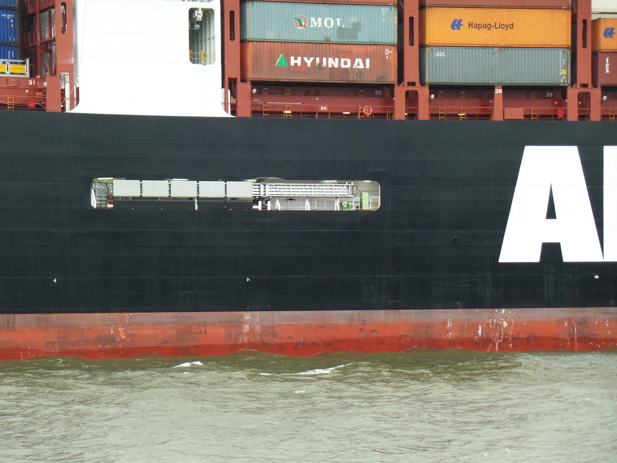 APL MERLION (IMO 9632014) am 21.2.2015, Detail: Lotsenpforte, Hamburg auslaufend, Elbe Höhe Bubendeyufer /
Megaboxer  (ULCS) Containerschiff / BRZ 151.963 / Lüa 368,5 m, B 51 m, Tg 15,5 m / TEU 14.000 / 1 Hyundai-MAN B&W 11S90ME-C9.2 Zweitakt-Dieselmotor, 72.240 kW, 98.219 PS, 23 kn / 2014 bei Hyundai Samho Heavy Industries Company, Süd Korea / 