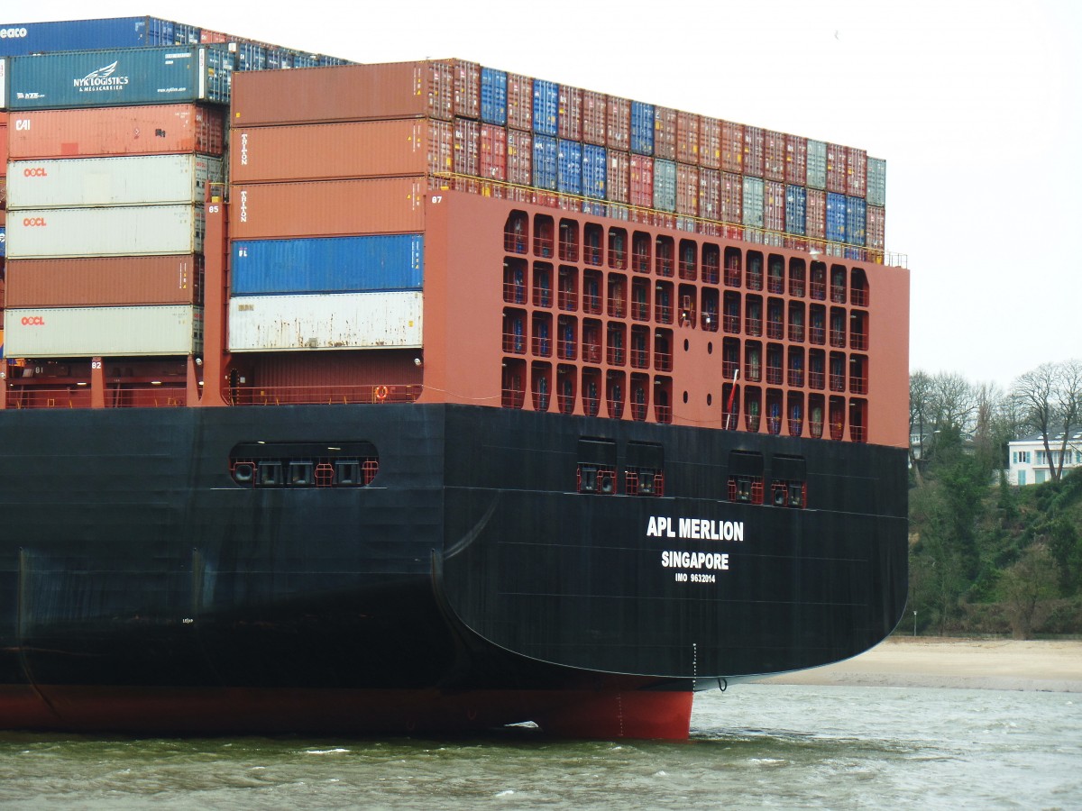 APL MERLION (IMO 9632014) am 21.2.2015, Detail: Heckpartie, Hamburg auslaufend, Elbe Höhe Bubendeyufer / Megaboxer (ULCS) Containerschiff / BRZ 151.963 / Lüa 368,5 m, B 51 m, Tg 15,5 m / TEU 14.000 / 1 Hyundai-MAN B&W 11S90ME-C9.2 Zweitakt-Dieselmotor, 72.240 kW, 98.219 PS, 23 kn / 2014 bei Hyundai Samho Heavy Industries Company, Süd Korea / 