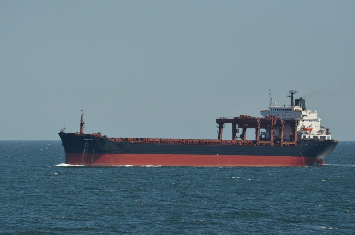 AQUA  PEARL, ein Massengutfrachter. IMO: 7909865, L: 183m, B: 29m, Fhrt unter der Flagge The Bahamas, wurde am 23.07.2014 auf der Ostsee bei Sassnitz gesichtet.