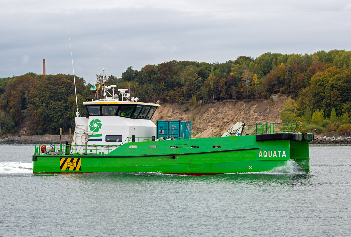 AQUATA lässt im Hintergrund den kommenden Herbst vor Sassnitz langsam erkennen. - 11.09.2022
