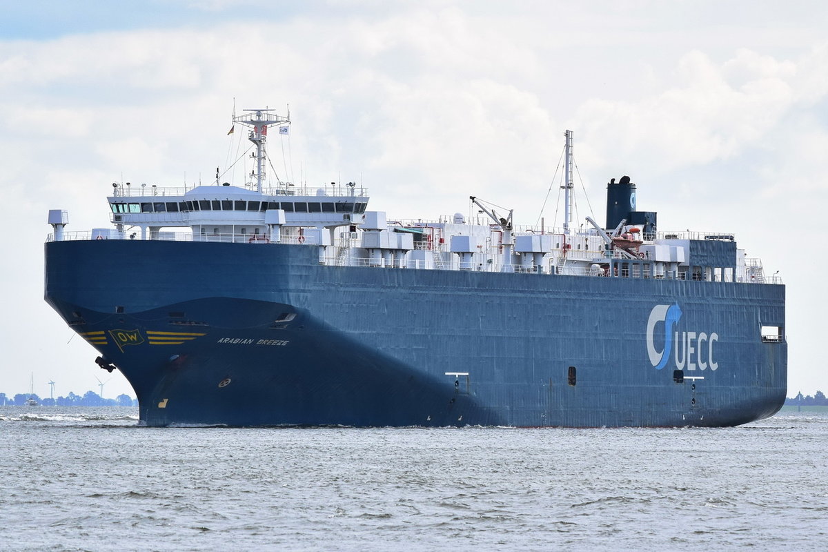 ARABIAN BREEZE , Fahrzeugtransporter , IMO  8202355 , Baujahr 1983 , 164m × 28.05m ,am 08.09.2018 bei der Alten Liebe Cuxhaven  