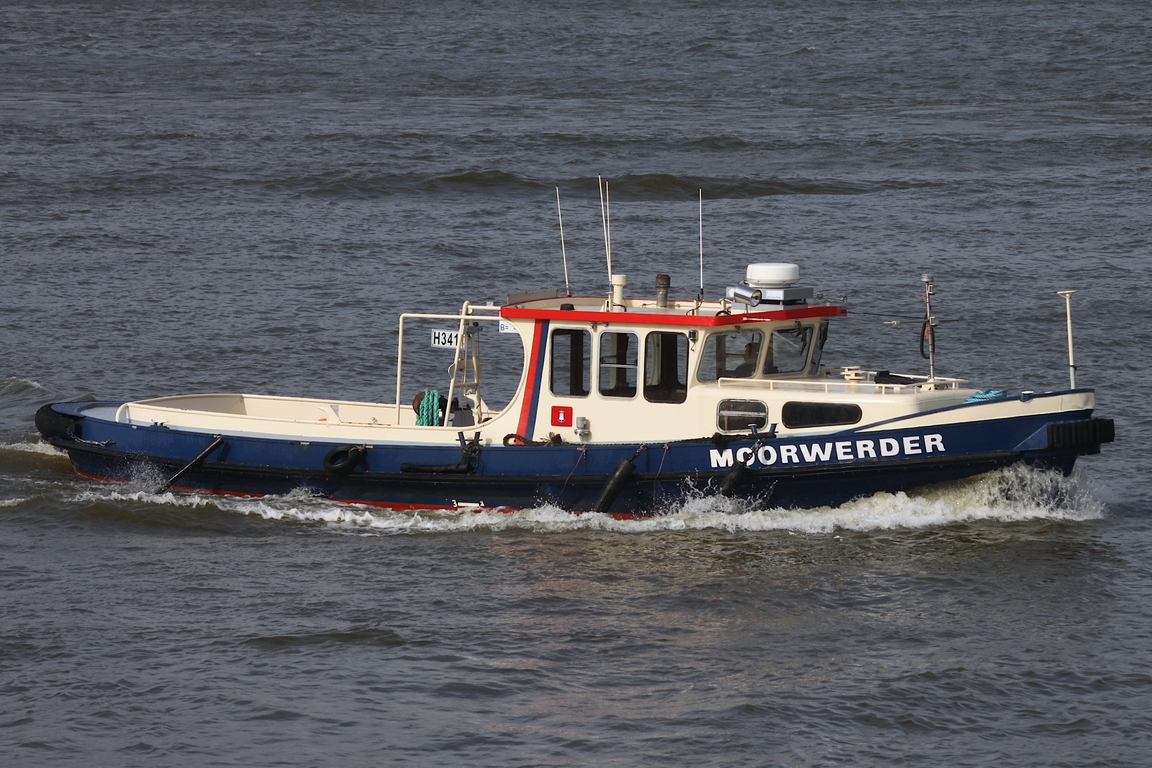 Arbeitsbarkasse MOORWERDER (ENI 05106140); Eigner/Betreiber: HPA; Aufnahmeort: Elbe/Hafen Hamburg, Deutschland; Datum: 12.03.2026.