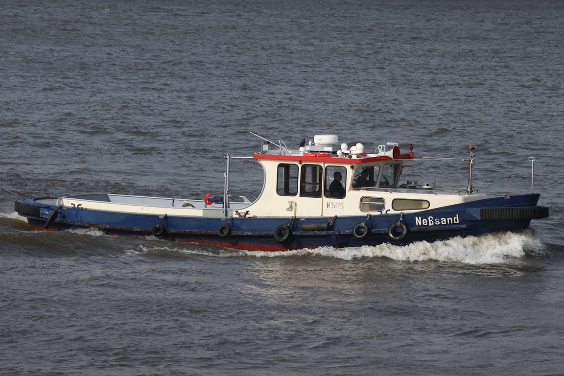 Arbeitsbarkasse NEßSAND (H 3420); Eigner/Betreiber: HPA; Datum: 12.03.2026; Aufnahmeort: Elbe/Hafen Hamburg, Deutschland. (Internat.Suchbegriff: NESSSAND)