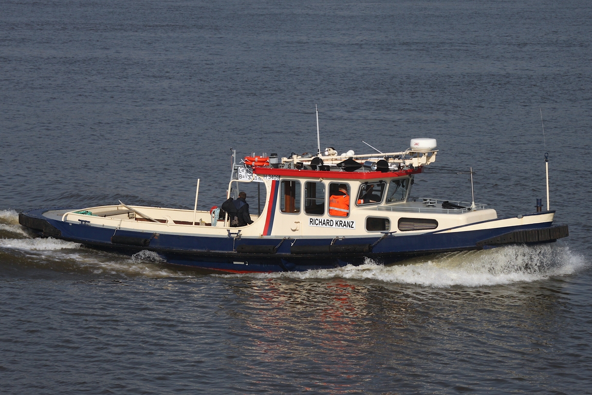 Arbeitsbarkasse RICHARD KRANZ (H 3409); Eigner/Betreiber: HPA; Datum: 09.03.2026; Aufnahmeort: Elbe/Hafen Hamburg, Deutschland.