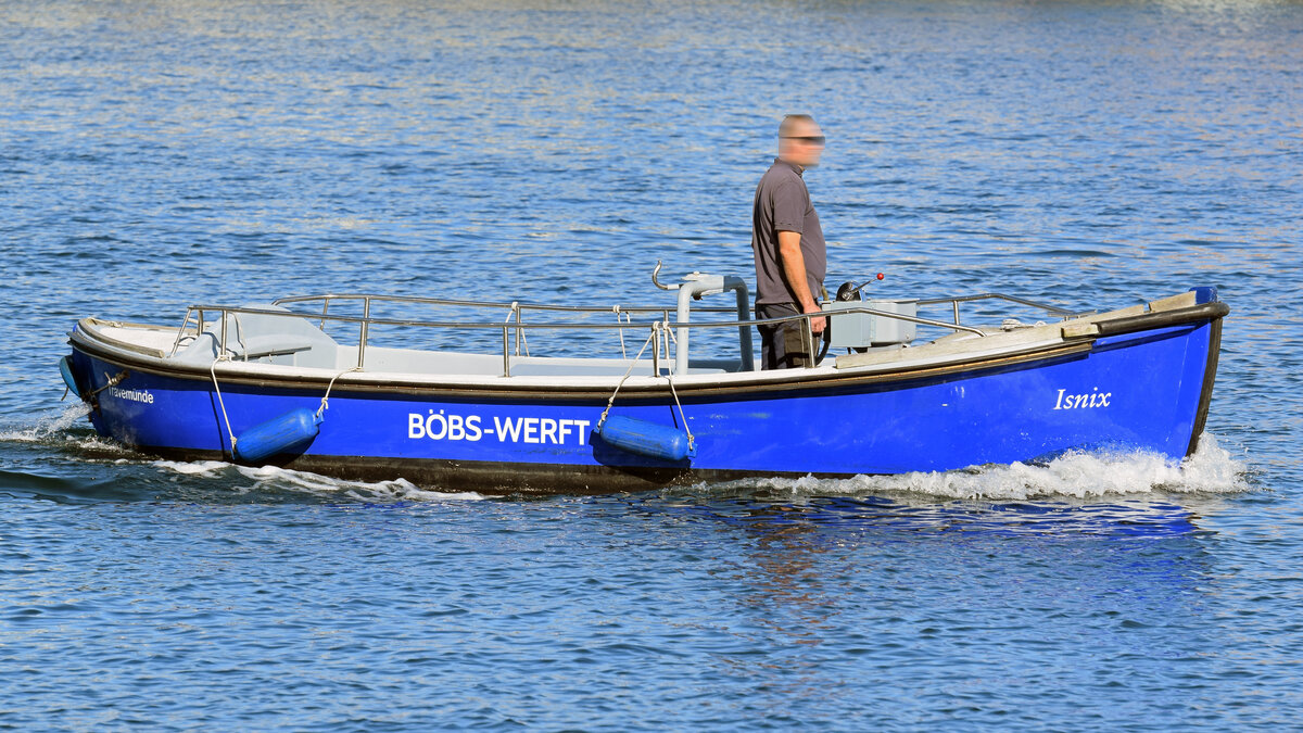 Arbeitsboot ISNIX der Böbs-Werft am 12.08.2022 im Hafen von Lübeck-Travemünde