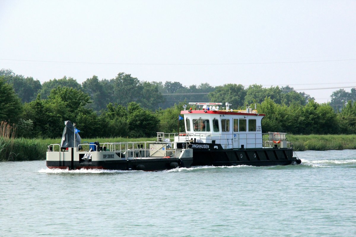 Arbeitsboot Lüdinghausen (05041830 , 15,29 x 3,99m) mit OP 3882 (11,62 x 4,51m) vom WSA Rheine am 14.05.2018 im Dortmund-Ems-Kanal mit Fahrtrichtung Lippe-Überführung / Lüdinghausen unterwegs.