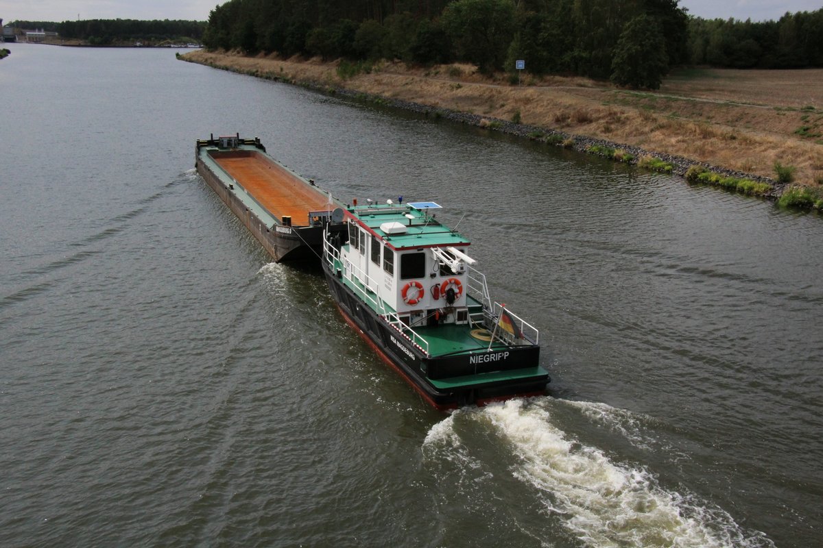 Arbeitsboot Niegripp (05039290 , 14,80 x 3,80m) vom WSA Magdeburg mit dem Leichter 3503 am 28.08.2018 im Elbe-Havelkanal kurz vor Hohenwarthe.