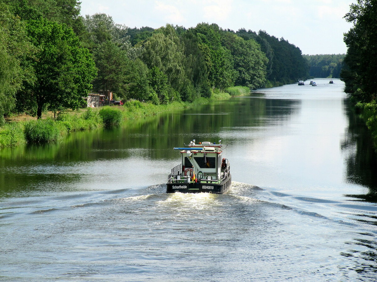 Arbeitsboot  SCHORFHEIDE  (05040810 , 16 x 4,20m) am 13.07.2021 auf der  HAVEL-ODER-WASSERSTRASSE  Höhe Friedrichsthal auf Bergfahrt.