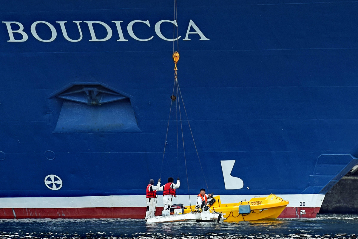 Arbeitsboote von der BOUDICCA (IMO 7218395) am 24.06.2018 im Hafen von Lübeck-Travemünde