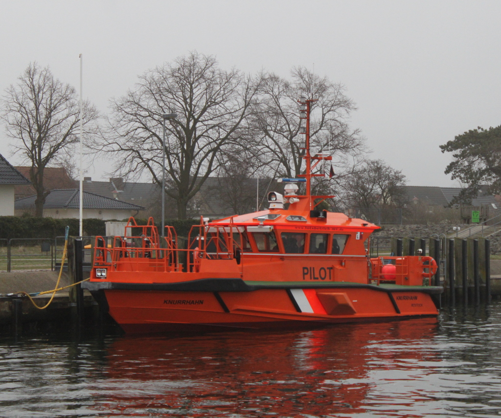 arbeitslos stand das Lotsenboot Knurrhahn in Hohe Düne am Anleger.20.01.2019