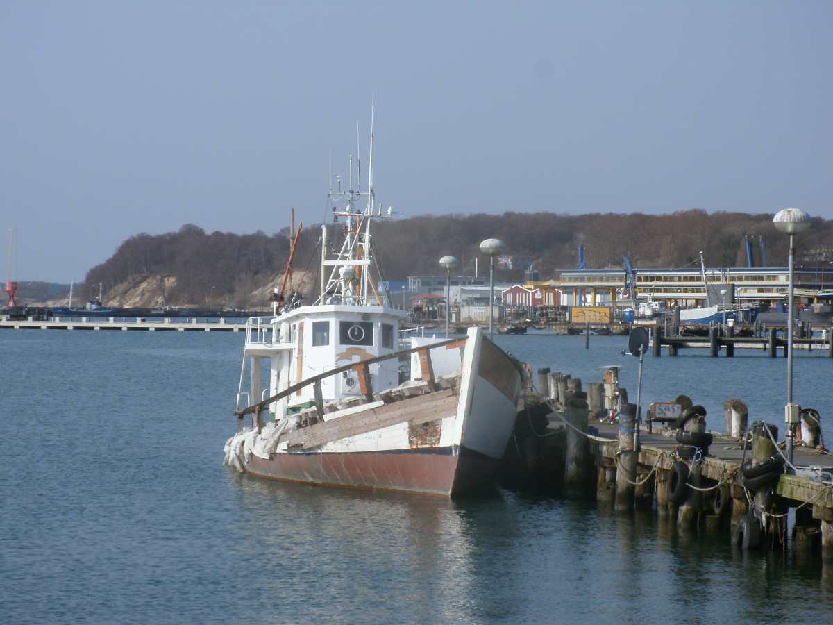  Arbeitsloser  Fischkutter,am 28.März 2014,im Sassnitzer Hafen.