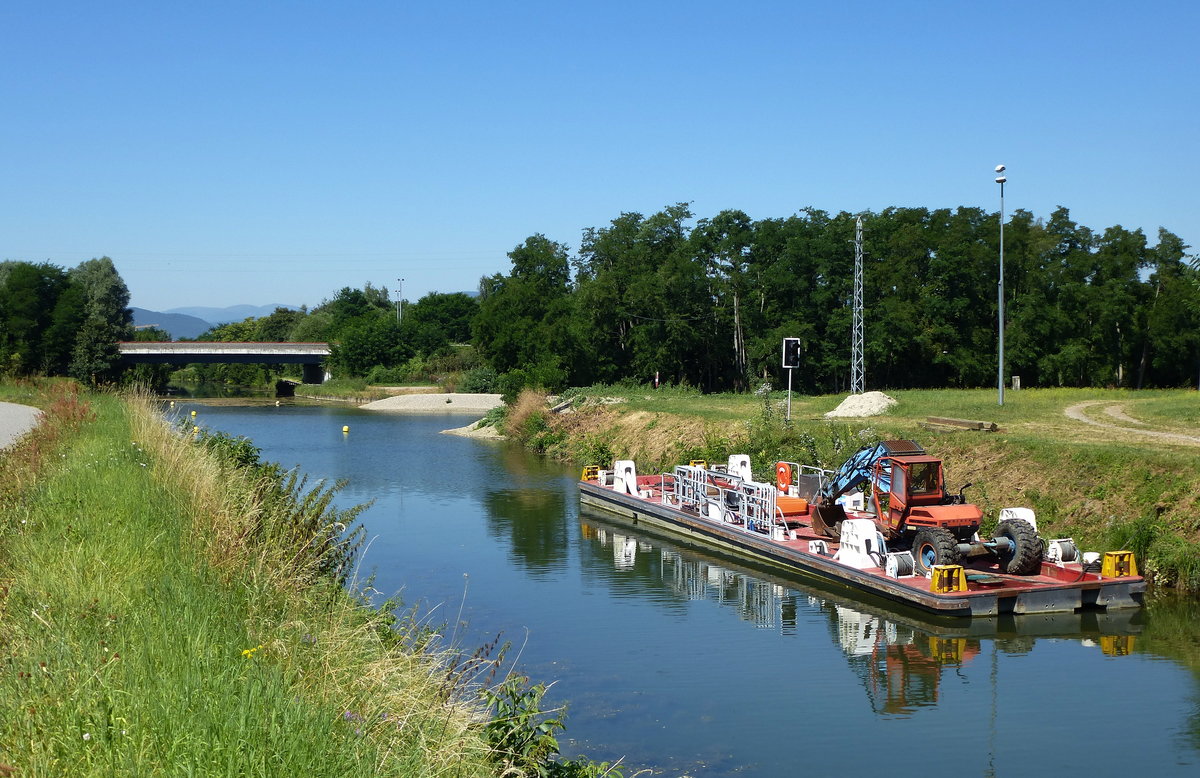 Arbeitsponton auf dem Colmar-Kanal, dahinter kreuzt der Kanal auf gleichem Niveau die Ill, anschlieend die Autobahnbrcke der A35, Juli 2016