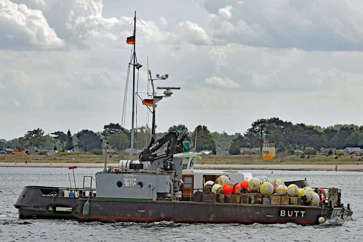 Arbeitsponton BUTT Butt (Europanummer 05104650) und Schlepper BÜFFEL am 20.9.2018 Lübeck-Travemünde einlaufend