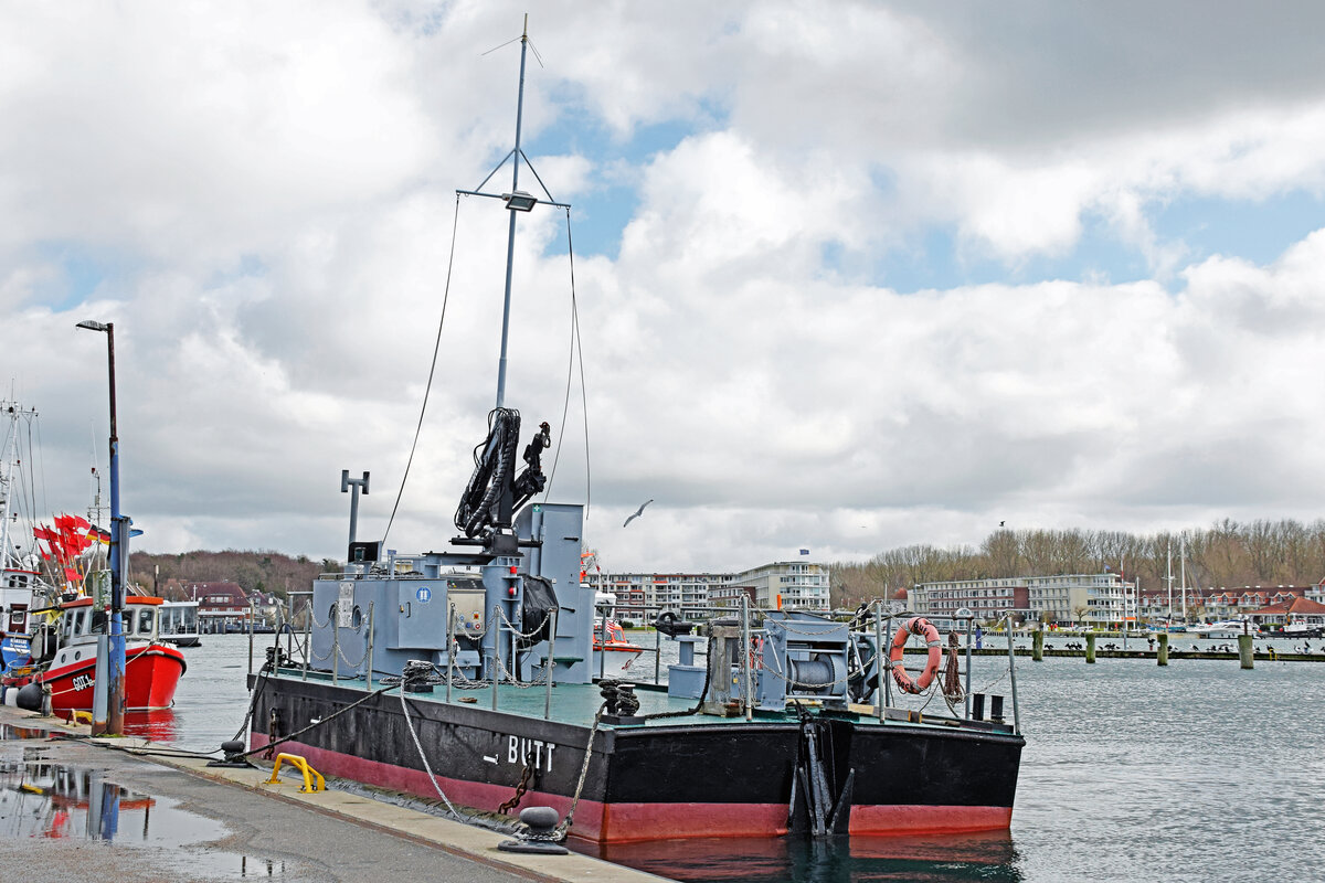 Arbeitsponton BUTT (Europanummer 05104650) am 25.02.2023 im Fischereihafen von Lübeck-Travemünde