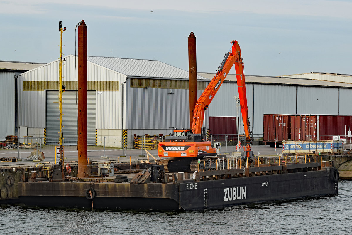 Arbeitsponton EICHE der Firma ZÜBLIN am 11.1.2020 in Lübeck