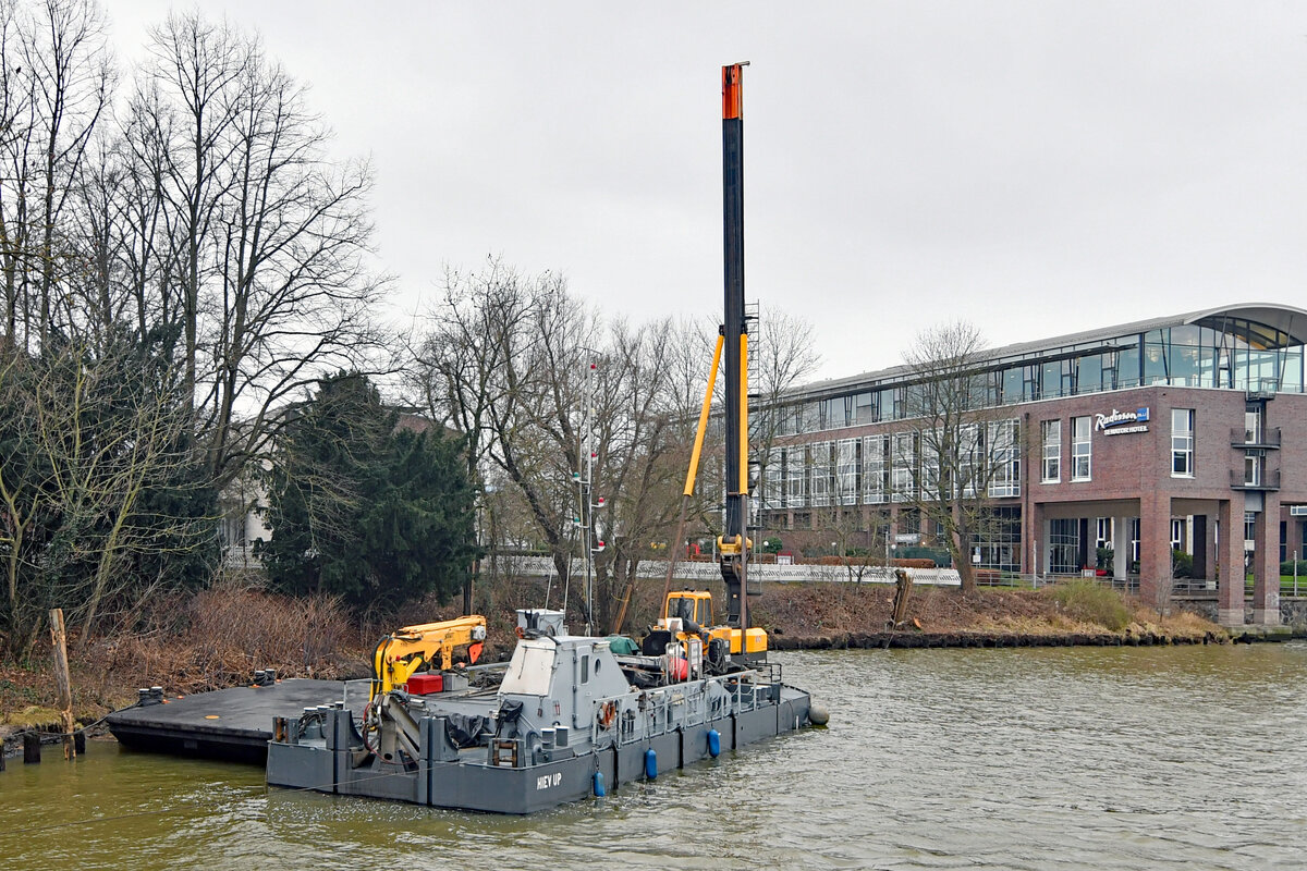 Arbeitsponton HIEV UP (ENI: 04806190) am 03.02.2023 in der Untertrave Lübeck