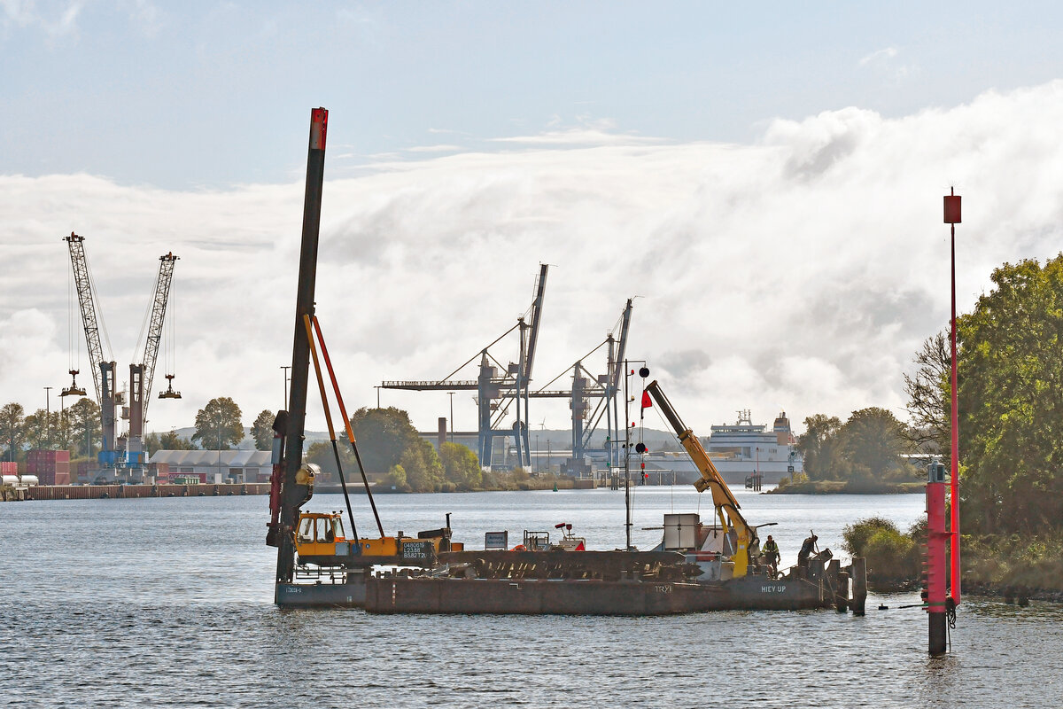 Arbeitsponton HIEV UP (ENI: 04806190) am 05.10.2023 im Hafen von Lübeck (hier bei Lübeck-Gothmund)