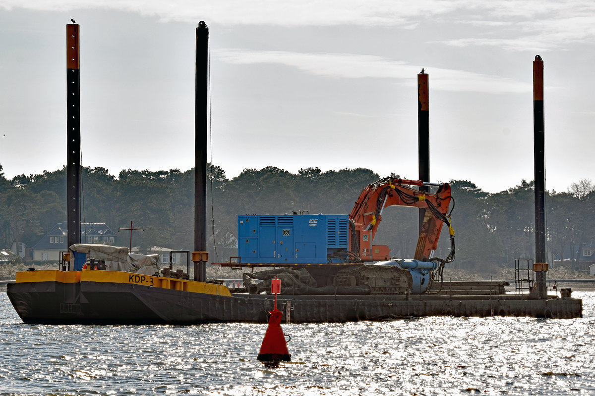 Arbeitsponton KDP-3 am 30.3.2018 im Hafen von Niendorf / Ostsee.
Länge über alles 35,00m,  Breite über alles 8,60m, Arbeitsfläche 30,00m x 7,00m, Tiefgang 1,35m, Baujahr 1984, Umbau 2018 / Grube Werft Hamburg, Bauwerft Stocznia KOZLE, Heimathafen Holzdorf, Tragfähigkeit 326 t, Fahrbereich Zone 2 See und 2, 3, 4 Binnen