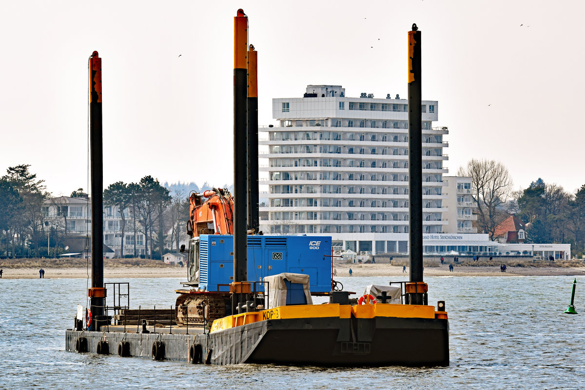 Arbeitsponton KDP-3 am 30.3.2018 im Hafen von Niendorf / Ostsee.
Länge über alles 35,00m,  Breite über alles 8,60m, Arbeitsfläche 30,00m x 7,00m, Tiefgang 1,35m, Baujahr 1984, Umbau 2018 / Grube Werft Hamburg, Bauwerft Stocznia KOZLE, Heimathafen Holzdorf, Tragfähigkeit 326 t, Fahrbereich Zone 2 See und 2, 3, 4 Binnen