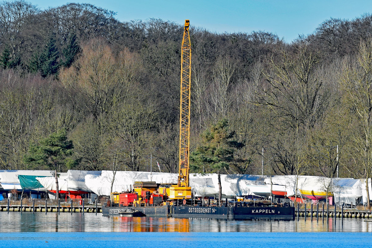 Arbeitsponton  OSTSEEDIENST 14  am 05.02.2020 auf einem  Arm  der Trave unweit Bad Schwartau