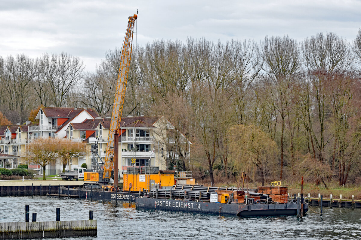 Arbeitsponton OSTSEEDIENST 14 am 20.12.2022 im Hafen von Lübeck-Travemünde