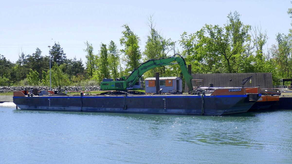 Arbeitsschiff 01840054, ankert oberhalb der Staustufe Vogelgr�n/Elsa�, Mai 2026