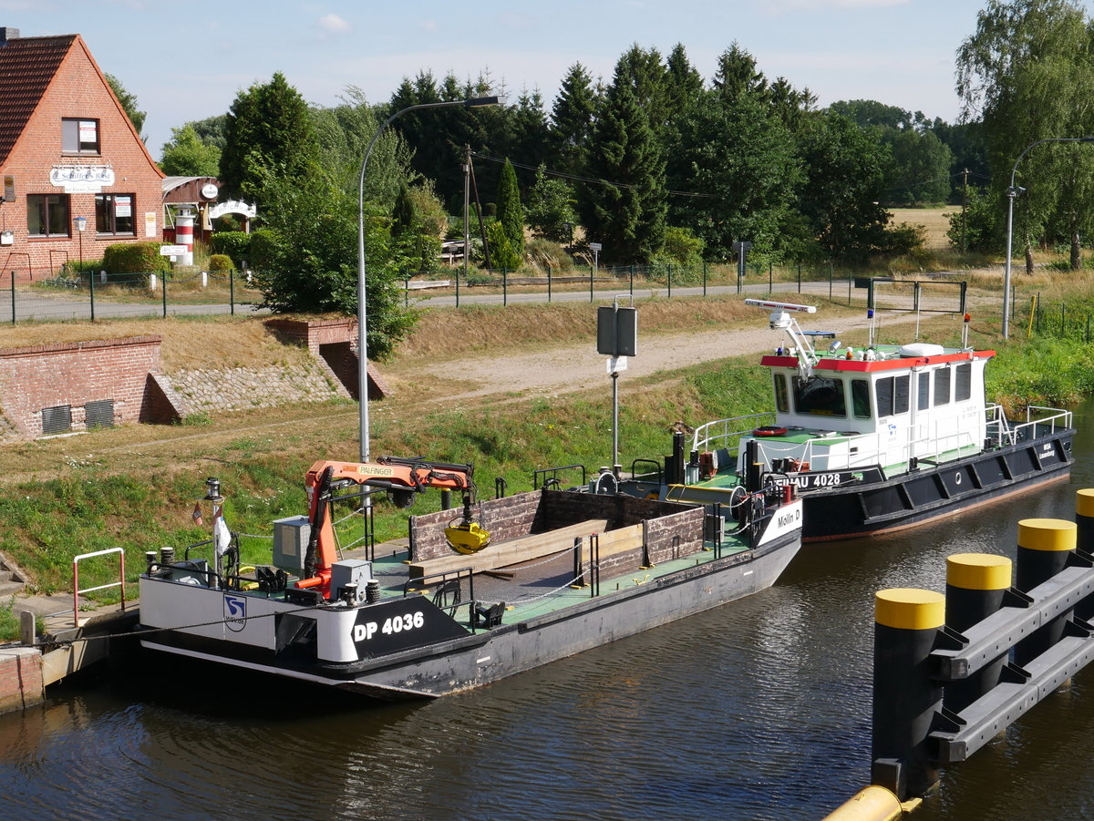 Arbeitsschiff 4028 STEINAU des WSA Lauenburg mit Schute DP 4036, Mölln auf dem Elbe-Lübeck-Kanal im Unterwasser der Schleuse Witzeeze; 05.07.2018 