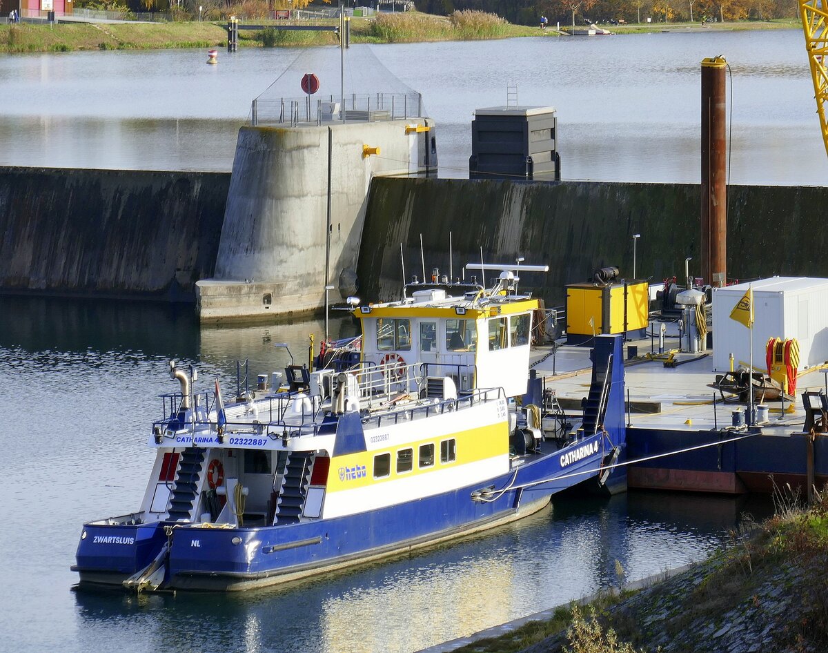 Arbeitsschiff CATHARINA 4 ENI 02322887, bei Arbeiten am Althreinwehr bei Breisach, Nov.20225