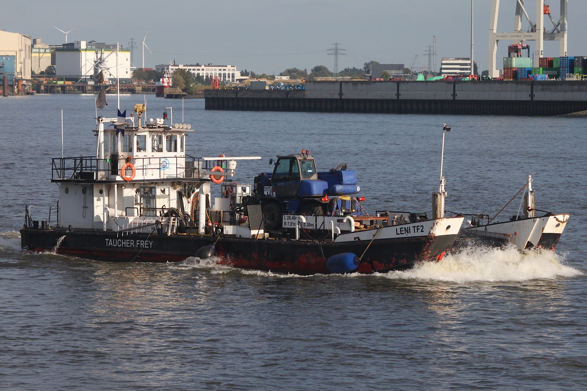 Arbeitsschiff LENI TF2 (ENI 04306490); Eigner/Betreiber: Taucher Frey; Datum: 24.08.2026; Aufnahmeort: Elbe/Hafen Hamburg, Deutschland.