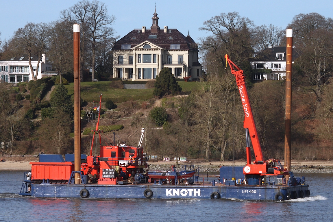 Arbeitsschiff LIFT-100 (ENI 05111250); Eigner/Betreiber: Taucher Knoth; Datum: 02.03.2026; Aufnahmeort: Elbe/Hafen Hamburg, Deutschland.
