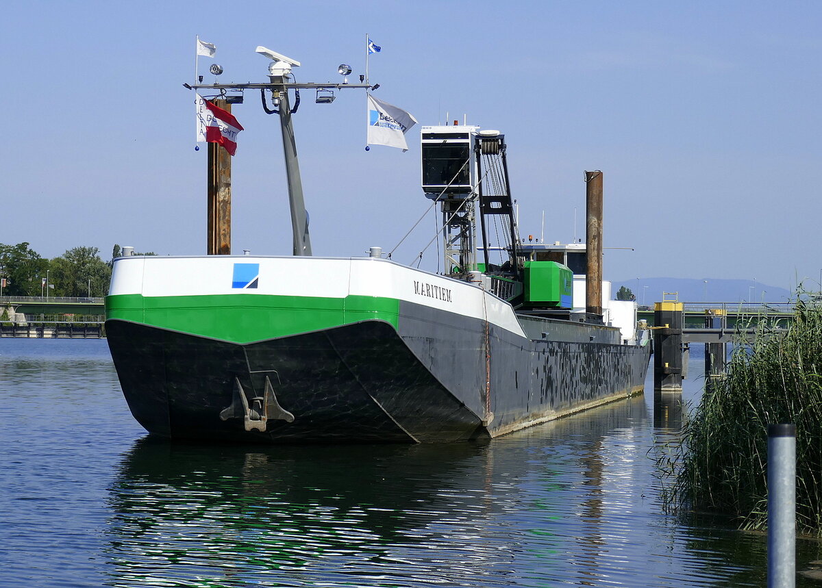 Arbeitsschiff MARITIEM ankert in Breisach am Altrhein oberhalb vom Kulturwehr, Juni 2026