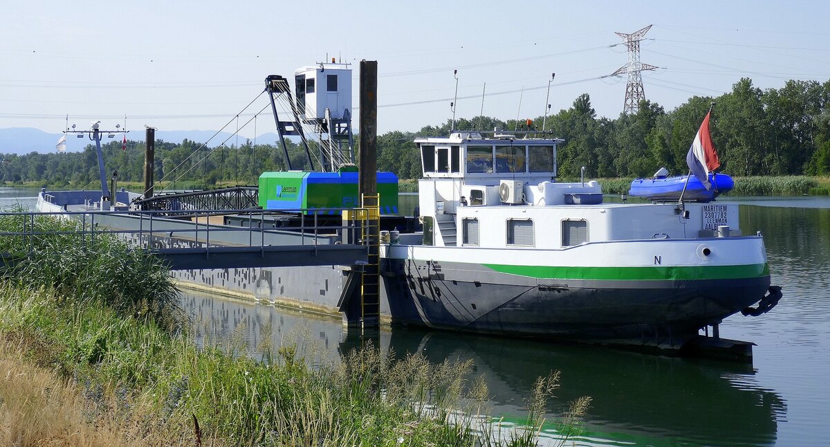 Arbeitsschiff MARITIEM, ankert in Breisach am Altrhein oberhalb vom Kulturwehr, Heckansicht, Juni 2026 