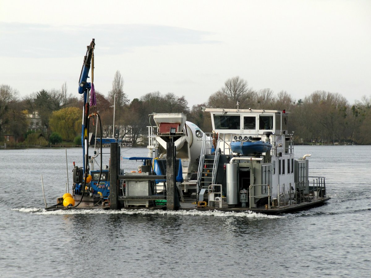 Arbeitsschiff Rhenania (04805410 , 26,56/19,98 x 10,15m) am 27.11.2017 auf dem Weißer See / UHW zu Berg zur Liegestelle Nedlitz. Dort wurde Beton übernommen.