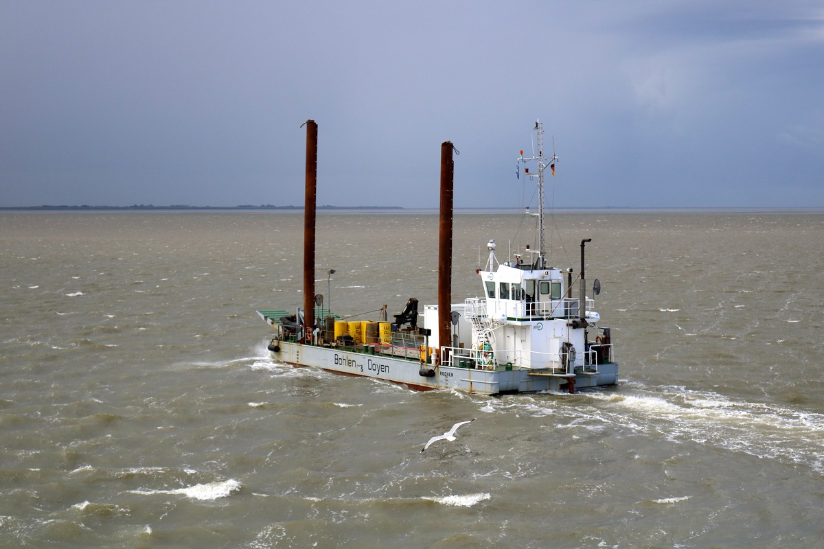 Arbeitsschiff  Rochen  der Firma Bohlen & Doyen auf der Nordsee. Aufgenommen von der Personenfähre  Frisia I  zwischen Norddeich und Norderney. [28.7.2017 - 10:38 Uhr]