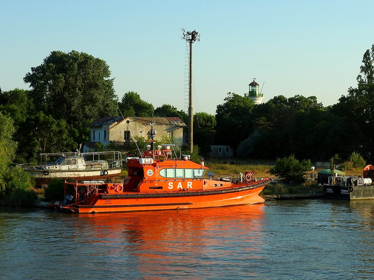 ARES, ein SAR-Schiff unter der Flagge von Rumänien, (IMO:9923803; L=24m; B=6m) wartet nächst dem  Donaukilometer 0 bei Sulina  auf den nächsten Einsatz; 230704