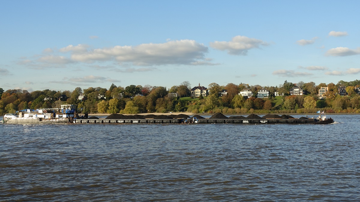 ARGO (ENI 05608850) gekoppelt mit 4 Bargen  am 29.10.2019, Hamburg einlaufend, Elbe Höhe Bubendeyufer /
Ex-Name: SCH 2628 /
Schubboot / Lüa 23,65 m, B 8,2 m, Tg 1,2 m / 2 Diesel, 6 NVD 26 A-2, ges. 441 kW (600 PS) / gebaut 1970 bei VEB Yachtwerft Berlin Köpenick / Eigner: Polzt Binnenschifffahrt in Berlin / Flagge: D, Heimathafen: Berlin /
