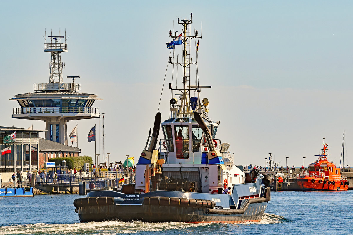 ARGUS am 7.8.2018 beim Verlassen des Hafens von Lübeck-travemünde. Der Schlepper fährt der einlaufenden QUEEN ELIZABETH entgegen.