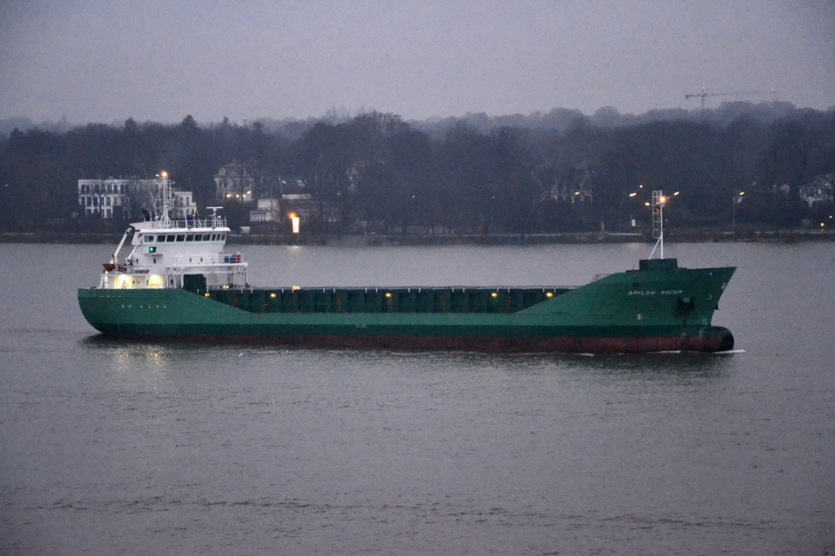 ARKLOW  RACER    Containerschiff    Elbe - Finkenwerder - Rüschpark  8.12.2013