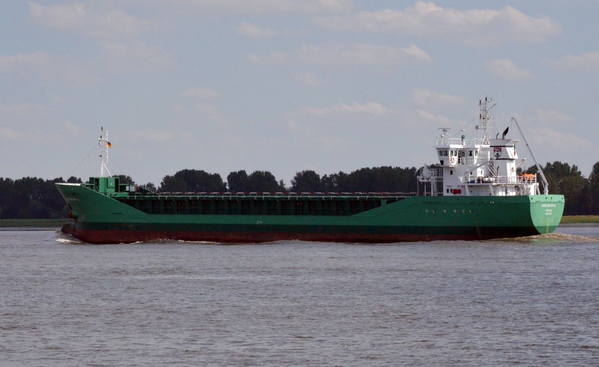 Arklow Rival  ein Frachtschiff, Heimathafen Arlow / Irland. IMO: 9344514. Vor dem Anleger Willkomm Hft in Wedel Richtung Hamburg.