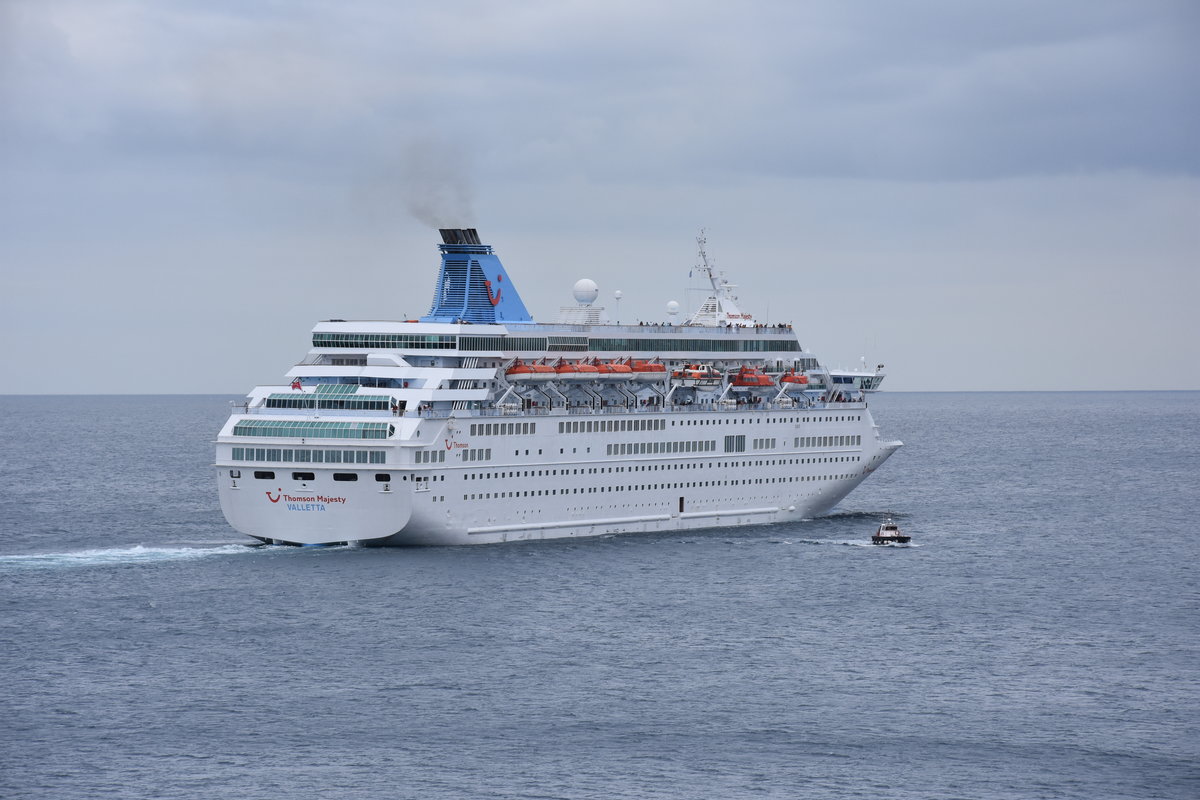 ARRECIFE (Provinz Las Palmas), 02.04.2016, TUI-Kreuzfahrtschiff Thomson Majesty beim Auslaufen; der Lotse hat soeben das Schiff verlassen und wird vom Lotsenboot zurück zum Hafen gebracht -- Baujahr: 1992 / Flagge: Malta / IMO/MMSI: 8814744/248124000