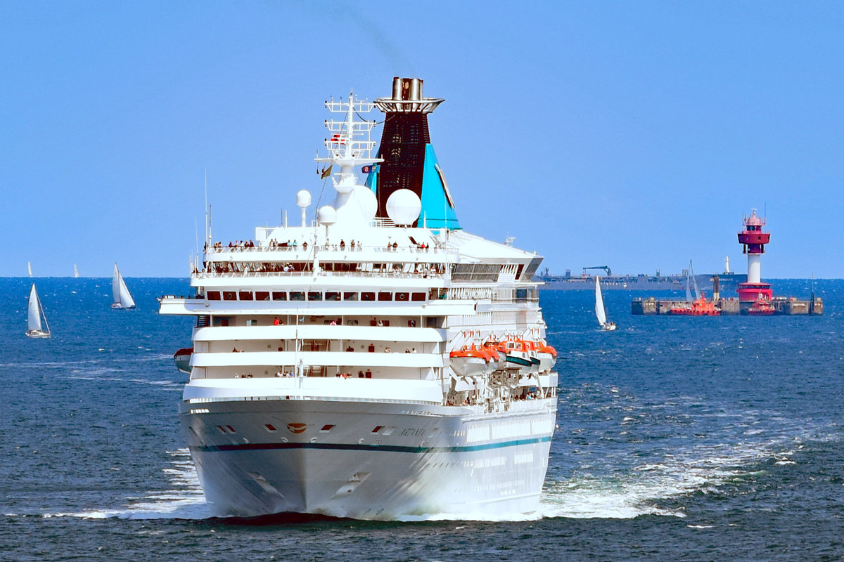 ARTANIA am 23.06.2019 auf der Ostsee in Richtung Kiel steuernd