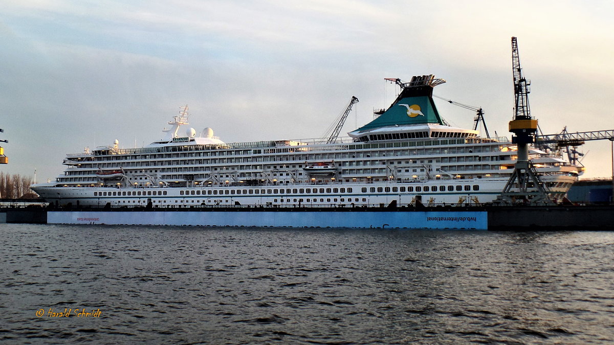 ARTANIA (IMO 8201480) am 25.11.2017, Hamburg im Schwimmdock 10 bei Blohm + Voss, das Dock wurde soweit abgesenkt, das das Schiff noch nicht aufschwimmt, in dieser Position können die Rettungs- und Verkehrsboote am besten aufgenommen und an ihre Plätze gestellt werden /

Ex: ROYAL PRINCESS bis 06.2005, ARTEMIS bis 05.2011 /

Kreuzfahrtschiff / BRZ 44.588 / Lüa 230,61 m, B 32,21 m, Tg 7,8 m / 4 Diesel, ges. 23.200 kW, 31.552 PS, 2 Propeller, 22 kn / gebaut 1984 bei Wärtsilä, Helsinki /
