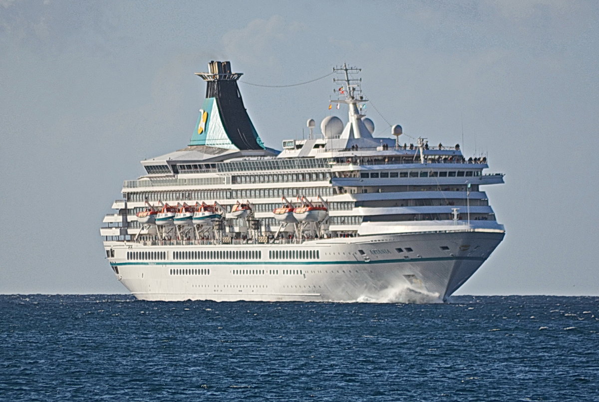 Artania, Kreuzfahrtschiff. Das Schiff entstand zwischen 1983 und 1984 auf der Wärtsilä-Werft in Helsinki und lief am 18. Februar 1984 als Royal Princess für Princess Cruises vom Stapel. 1984 von Prinzessin Diana in Southampton getauft. Mai 2011 wurde das Schiff im Hamburg Cruise Center auf den Namen Artania getauft und für Phoenix Reisen in Fahrt gebracht. Ex Namen:  Royal Princess (1984–2005), Artemis (2005–2011). Länge 230,61 m, Breite 29,60 m, Besatzung 420, Passagiere 1260,  IMO  8201480. Heimathafen Nassau.  Besuchte den Hafen von Arrecife am 12.12,17.