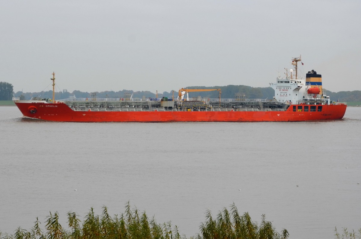 AS  OPHELIA , Oil/Chemical Tanker , IMO  9340439 , Baujahr 2006 , 145.5 x 23.7m  Lühe 24.10.2015